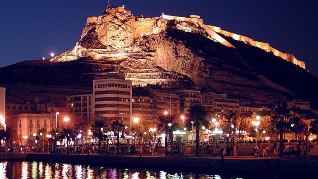 El Castillo Santa Bárbara de Alicante, al fondo.