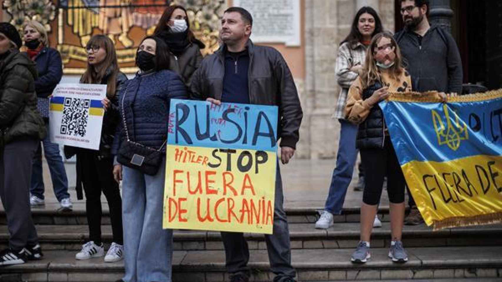 Parte de la comunidad ucraniana de Valencia se concentró este jueves en la plaza de la Virgen en protesta por la guerra iniciada por Rusia en Ucrania.