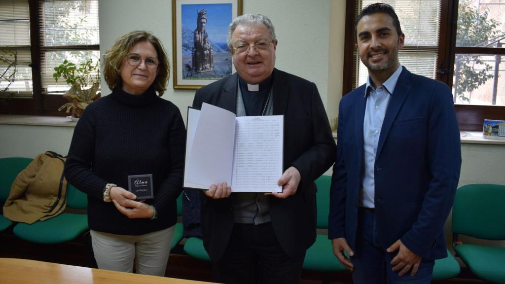 Isabel Vélez García y Manuel Dos Santos junto al Obispo de Palencia, Manuel Herrero