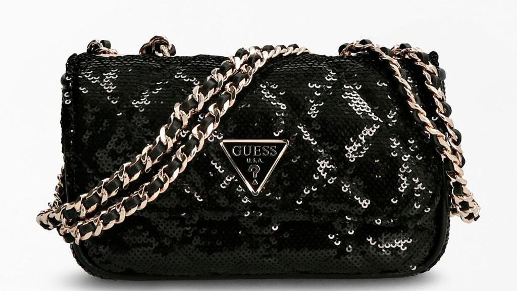 Bolso de la firma Guess decorado con lentejuelas.