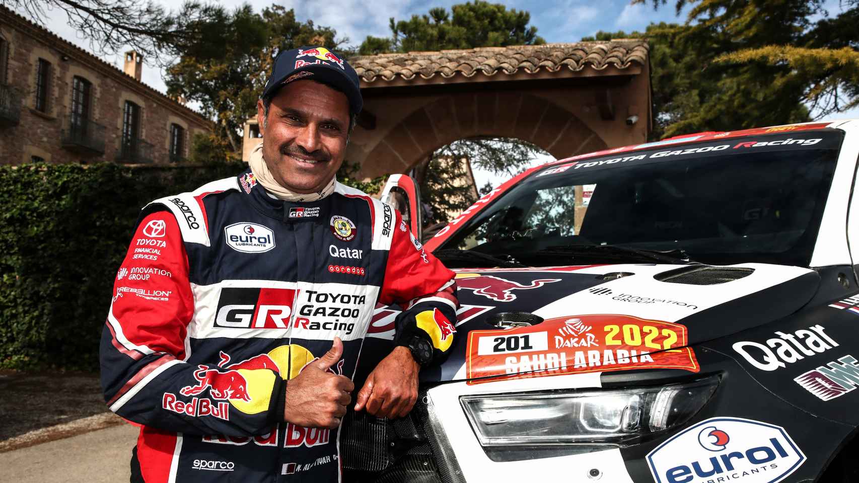 Nasse Al-Attiyah junto a su Toyota Hillux del Rally Dakar 2022