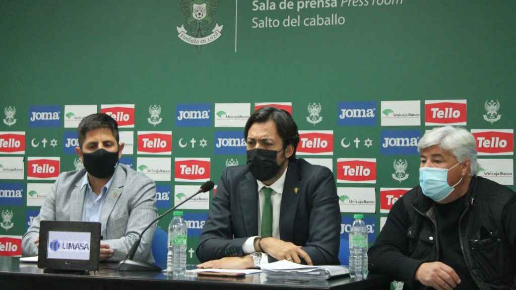 Alejandro Jara, Joaquín Sánchez-Garrido y el director deportivo Luis Jaime Puebla