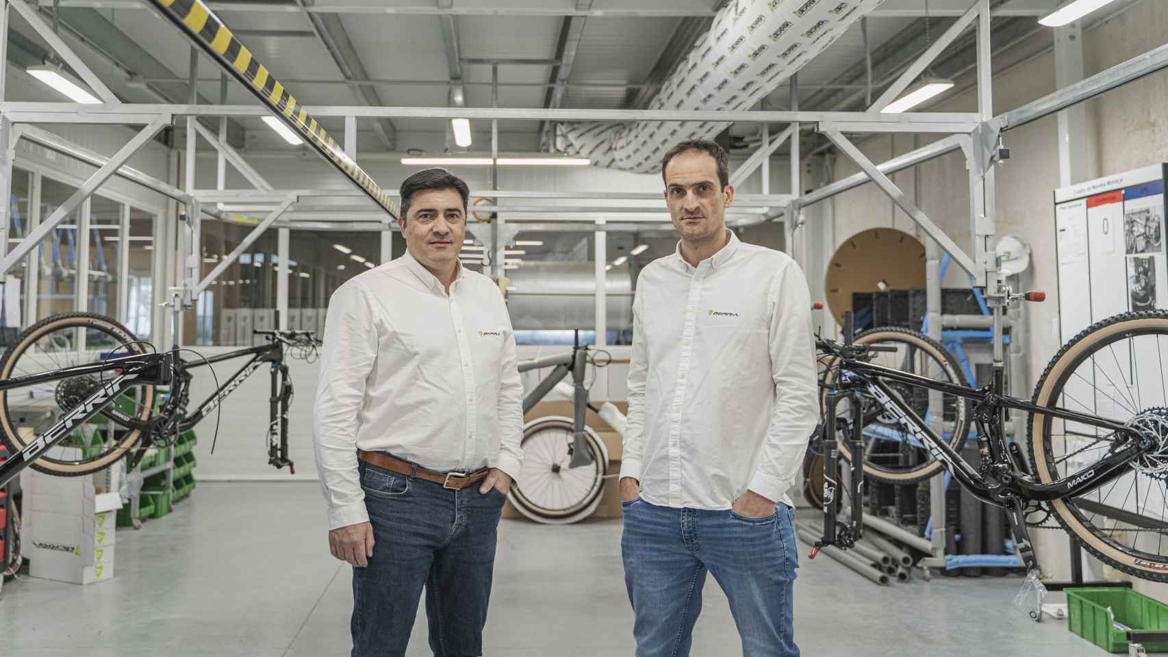 Los hermanos José y David Vitoria en la fábrica de Berria Bike en Villarrobledo (Albacete).