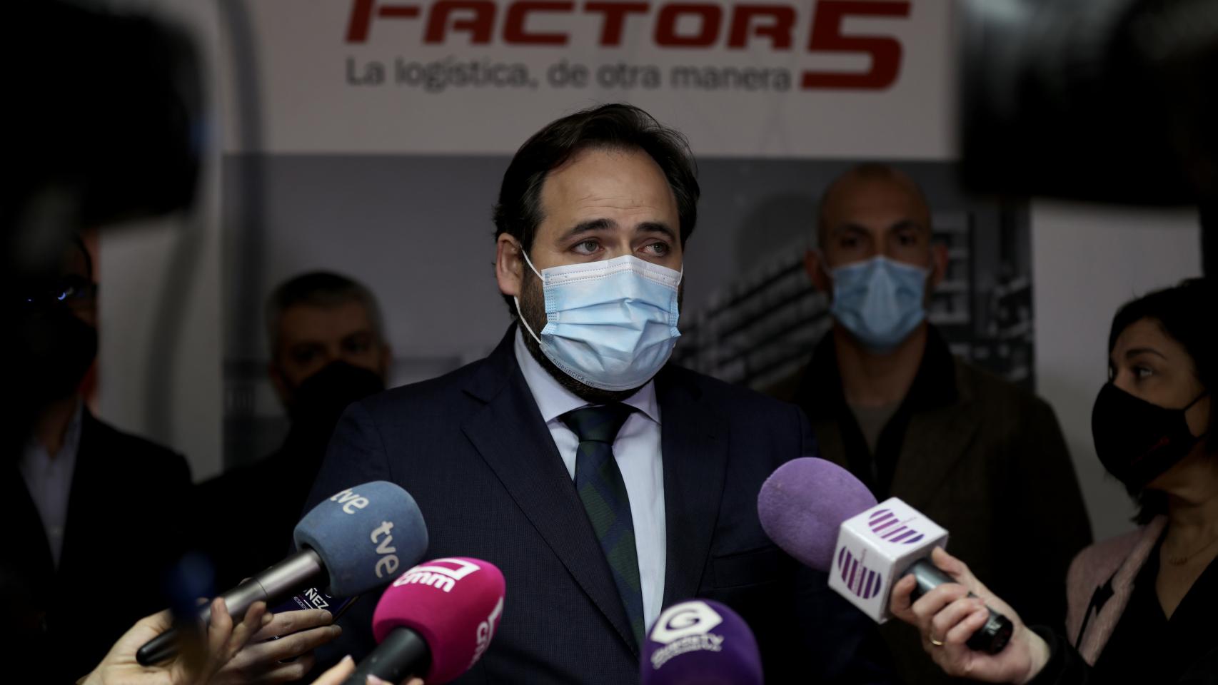 El presidente del PP de Castilla-La Mancha, Paco Núñez, este viernes en una visita a la empresa guadalajareña Factor 5