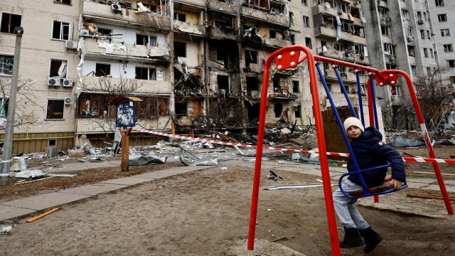 Destrozos en Kiev tras la segunda noche de bombardeos.