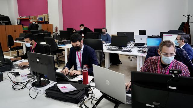 Trabajadores del departamento comercial de la tecnológica Nunsys, en las instalaciones de la compañía en el Parque Tecnológico de Paterna (Valencia). FOTO: VICENT BOSCH.