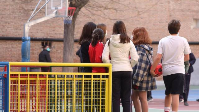 Alumnado en el patio de un colegio andaluz.