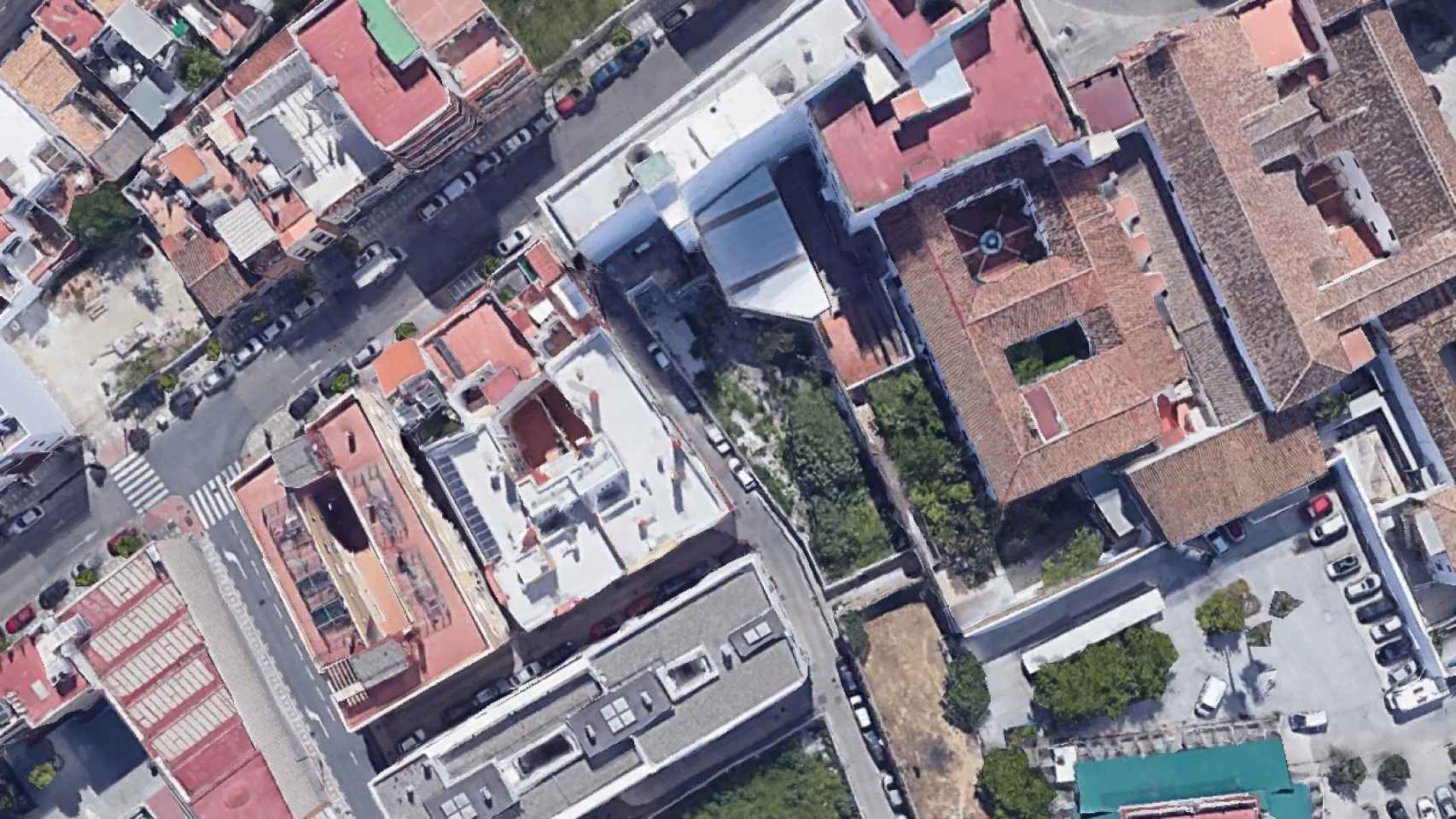 Vista aérea de la parcela de la calle San Félix de Cantalicio donde se proyecta un edificio de apartamentos turísticos.