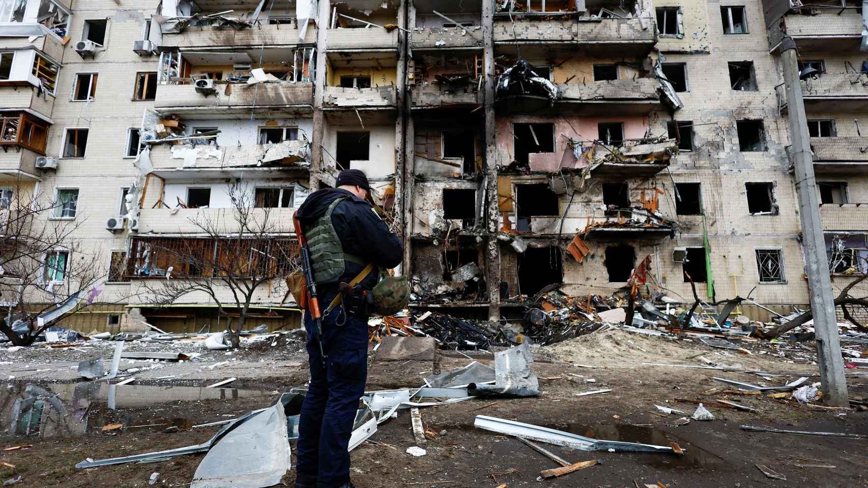 Destrozos en Kiev en la segunda madrugada de bombardeo ruso.