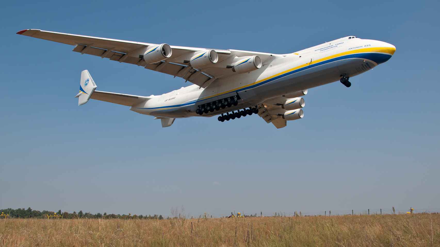 Antonov An-225 aterrizando en el aeropuerto de Hostomel