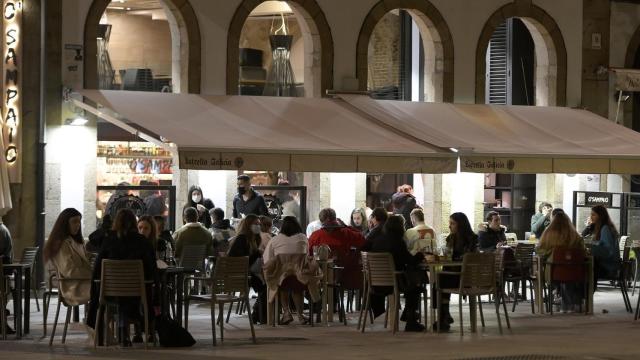 Varios ciudadanos toman algo en una terraza de A Coruña.