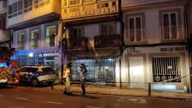 Varios cascotes cayeron en el número 37 de la calle Panaderas de A Coruña.