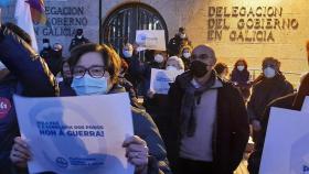 Protesta frente a la Delegación del Gobierno en Galicia contra la guerra.