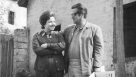 Victoria y Antonio frente a la casa de los padres de ella, en Malvedo (Asturias).