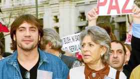 Javier Bardem, en las manifestaciones contra la guerra de Irak en 2003 junto a su madre Pilar Bardem.