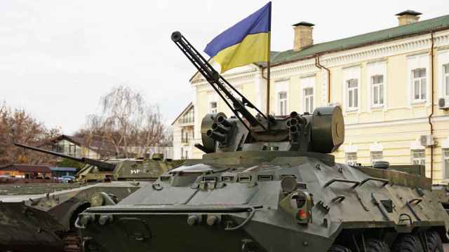 Un tanque con bandera de Ucrania.