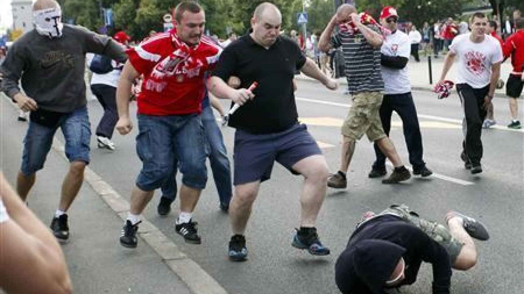 Pelea de ultras polacos y rusos en la Eurocopa 2012