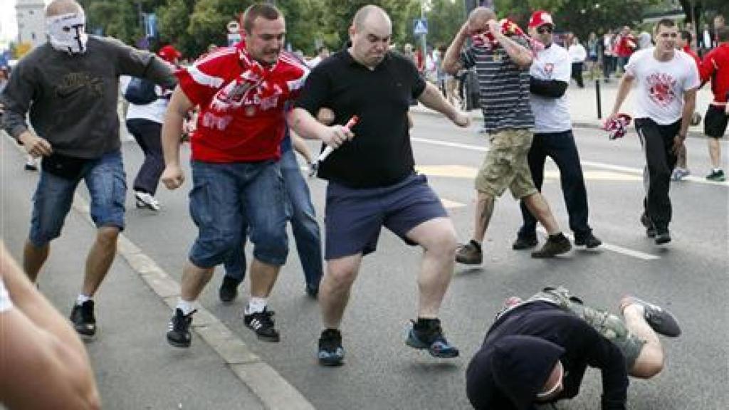 Pelea de ultras polacos y rusos en la Eurocopa 2012