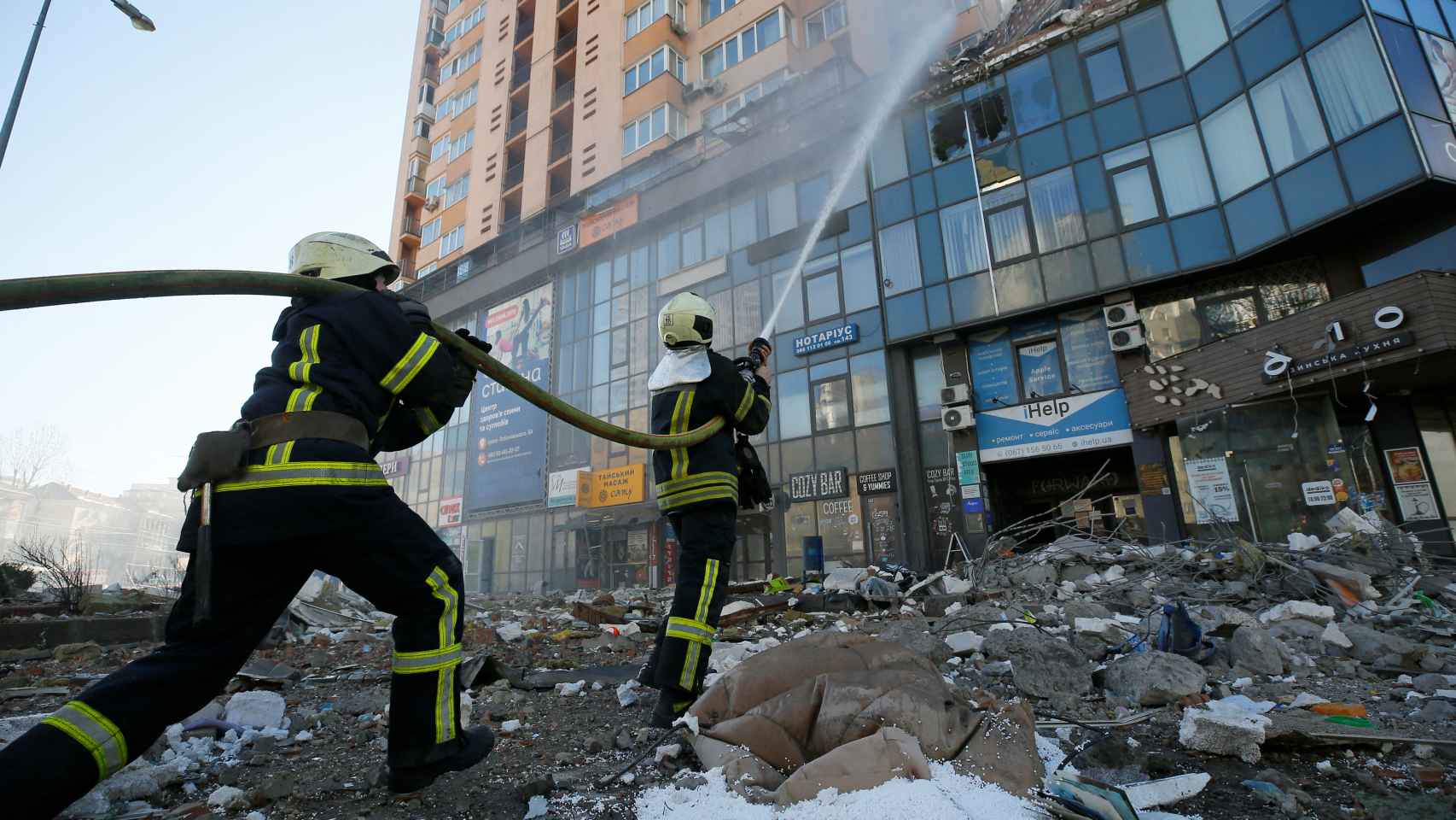 Los bomberos apagan el incendio en un edificio residencial de Kiev.