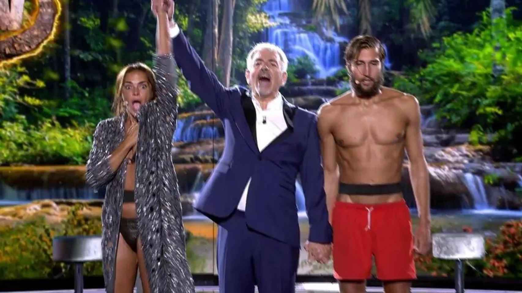 Carlos Sobera junto a Gianmarco y Olga Moreno en el momento donde proclama a esta última como ganadora de 'Supervivientes 2021'.