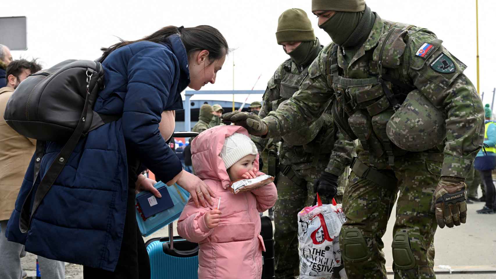 Los miembros de las Fuerzas Armadas eslovacas ayudan a las personas que huyen de Ucrania y llegan a Eslovaquia.