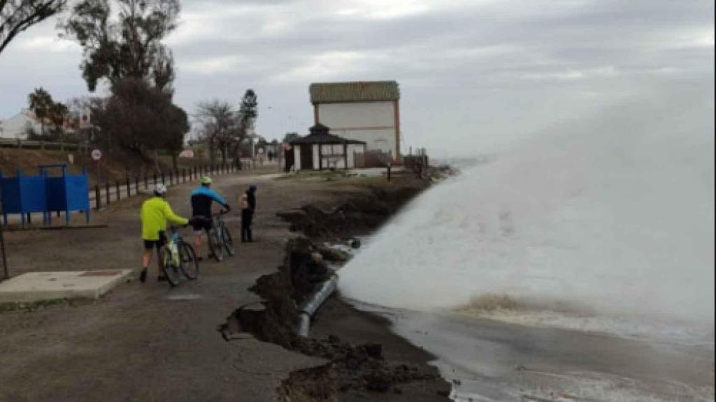 Imagen de la tubería rota en la costa de Vélez-Málaga.