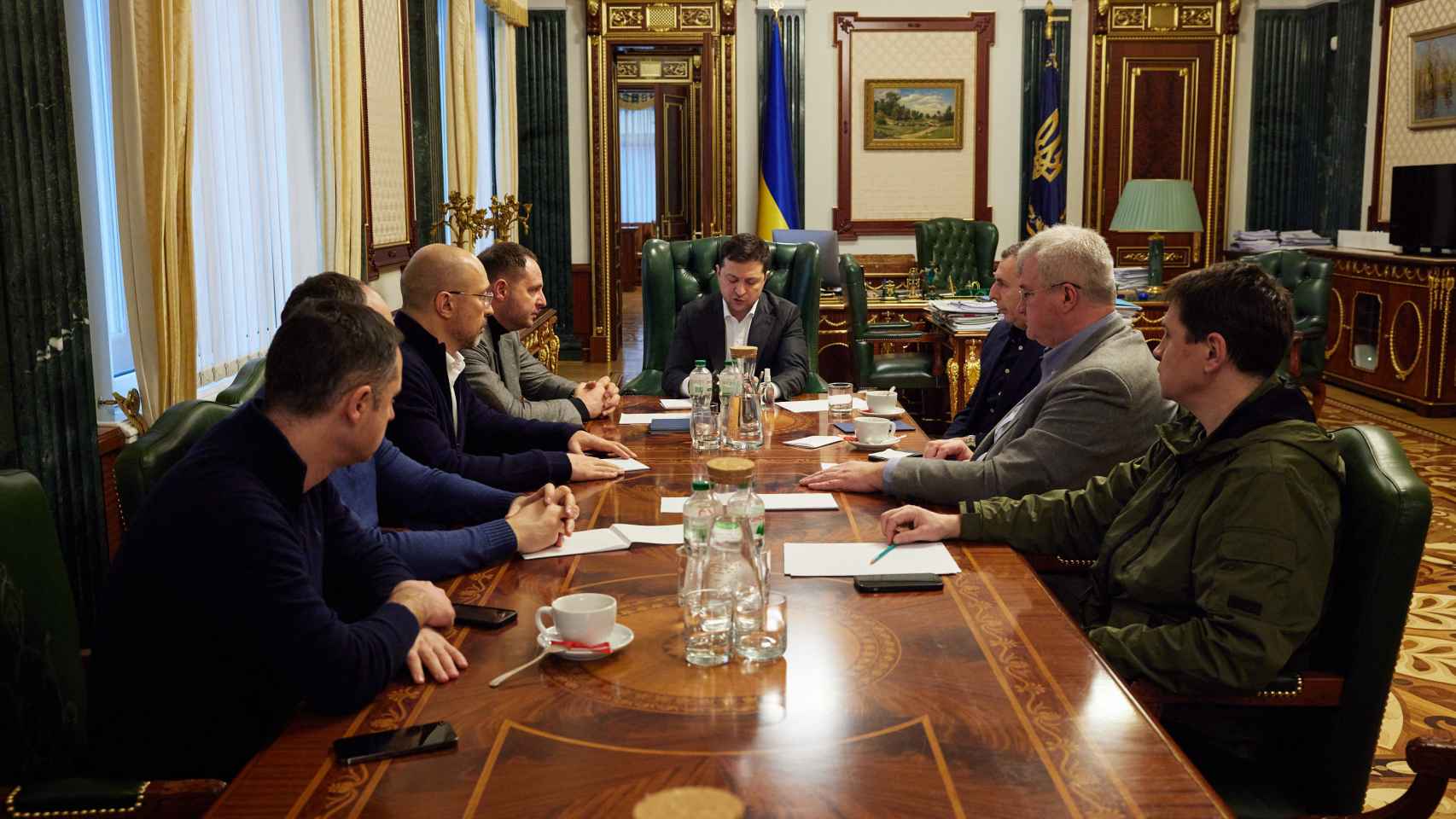 El presidente Zelenski reunido con sus asesores más próximos este viernes en Kiev.