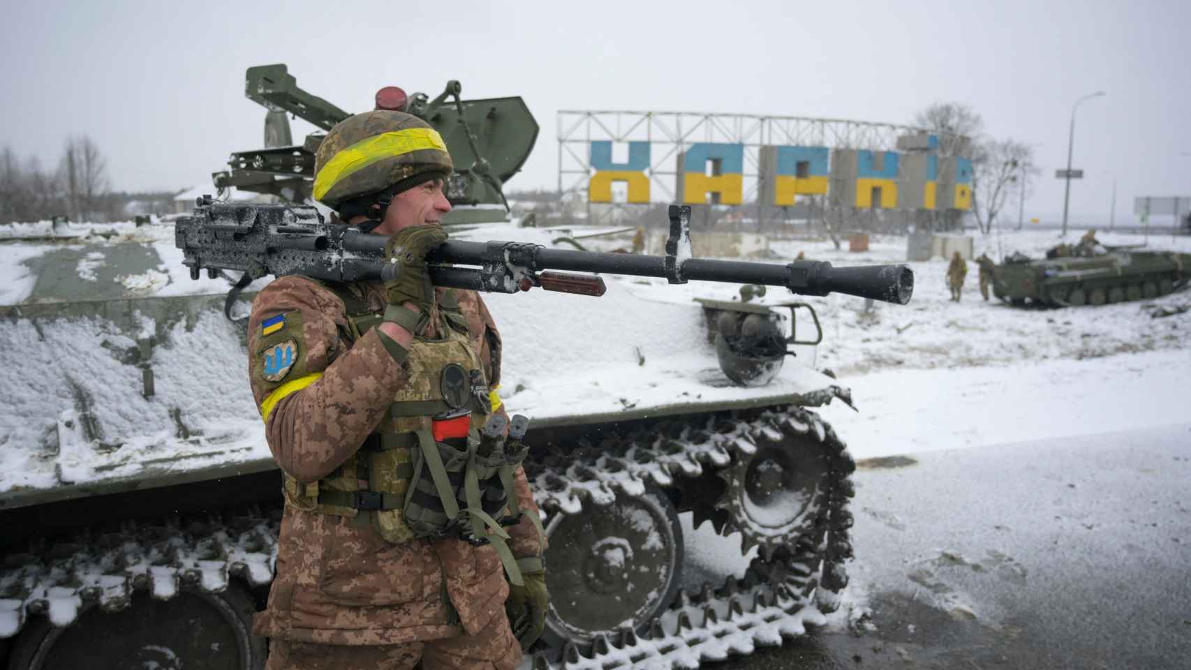 Un soldado ucraniano sosteniendo un arma este viernes en Kharkiv, Ucrania.