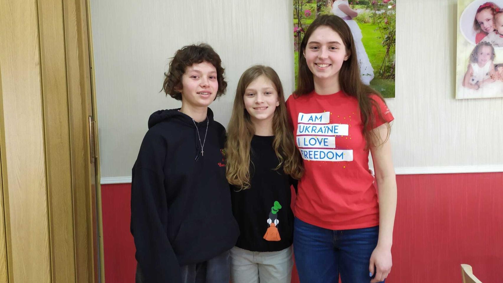 Las hermanas Cristina, Oksana e Inna, de 17, 11 y 19 años, en Ciudad Real.