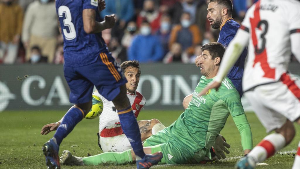 Thibaut Courtois realizando una parada ante el Rayo Vallecano