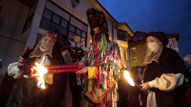 Tradicional mascarada de Riaño, conocida como antruido, con el desfile de La Mojiganga y quema de La Choza al anochecer