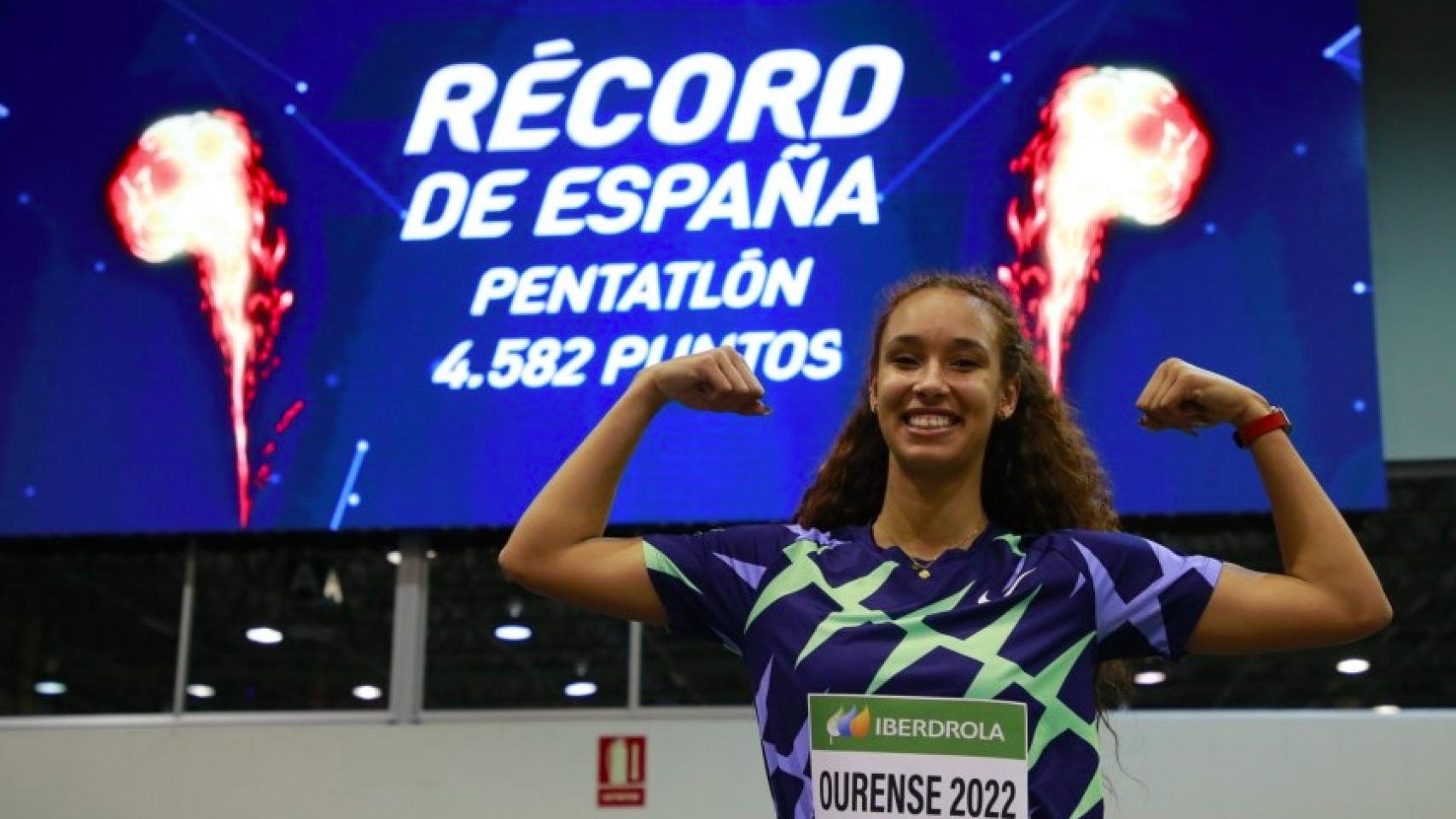 María Vicente celebrando su récord de España de pentatlón