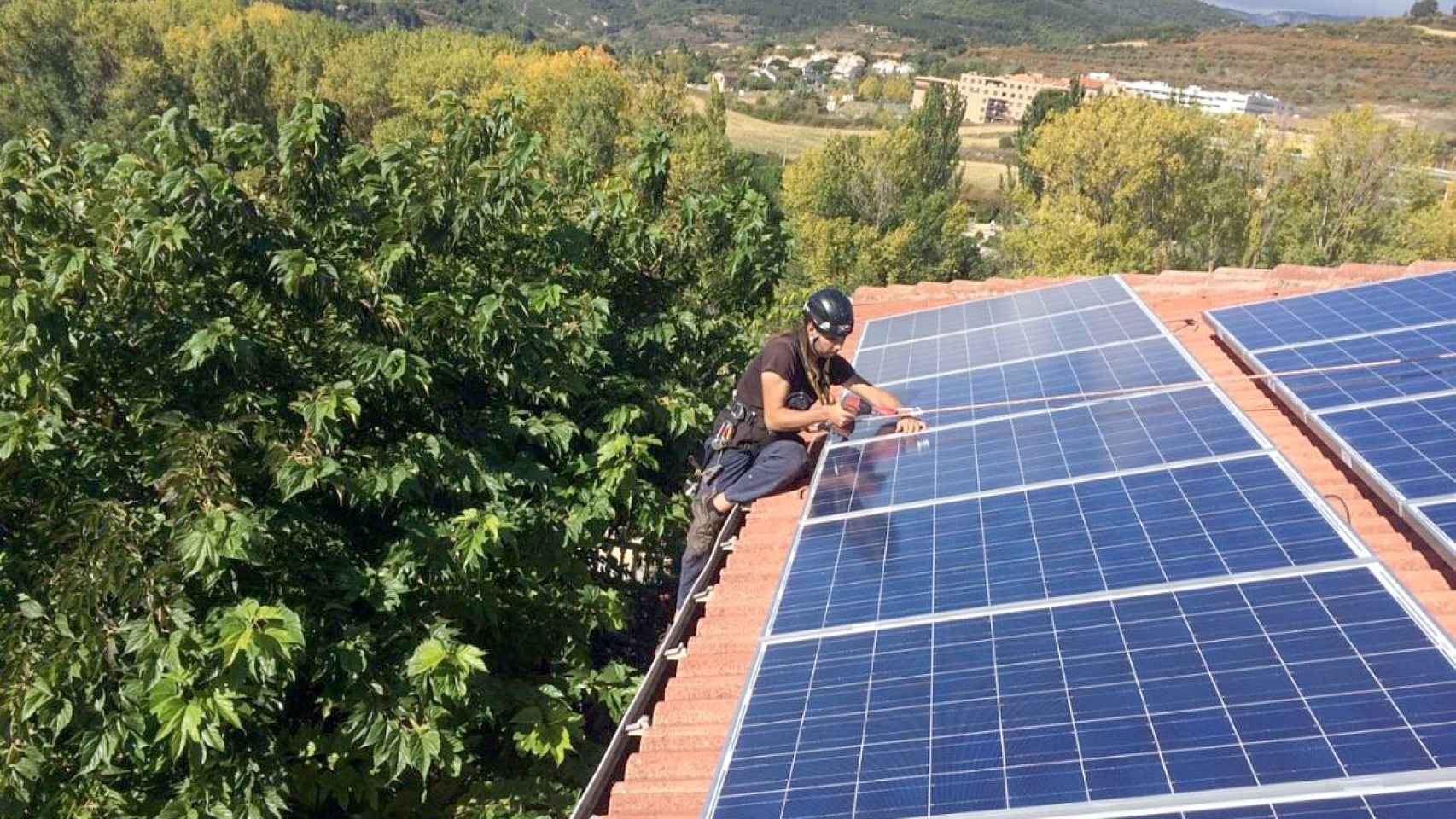 Un operario trabaja en la instalación de placas solares en una vivienda particular