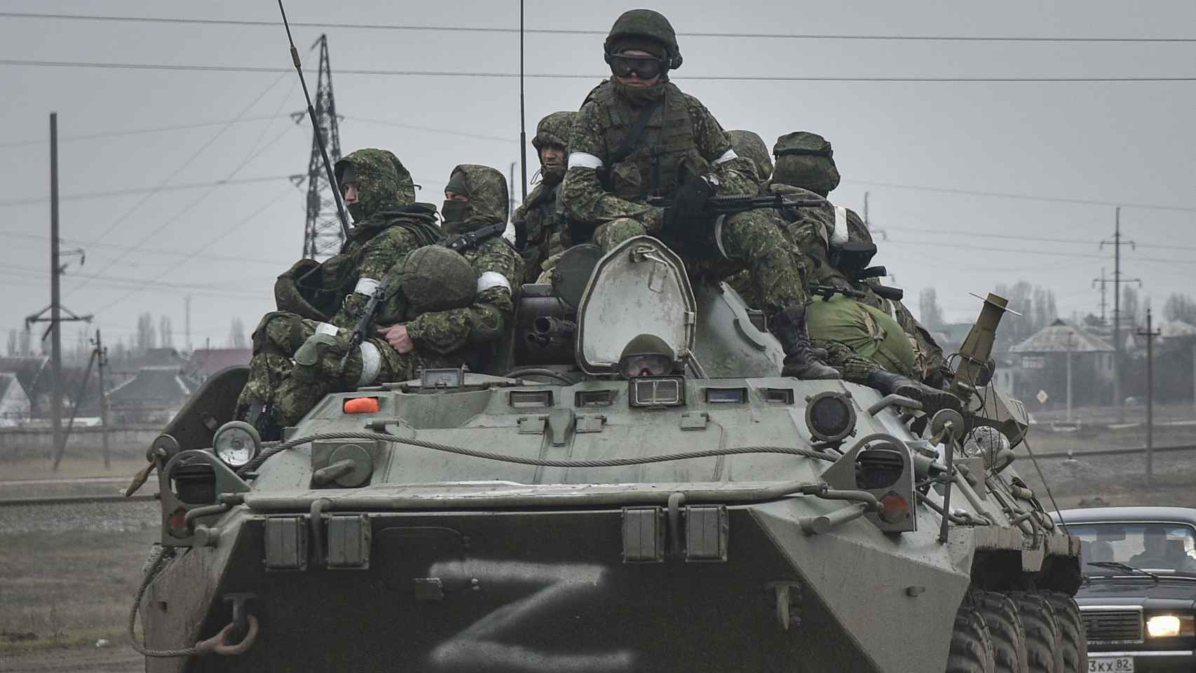 Soldados del ejército ruso se dirigen por carretera hacia el centro de Ucrania.