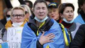 Una manifestante ucraniana de Alicante llora por la situación que atraviesa su país.