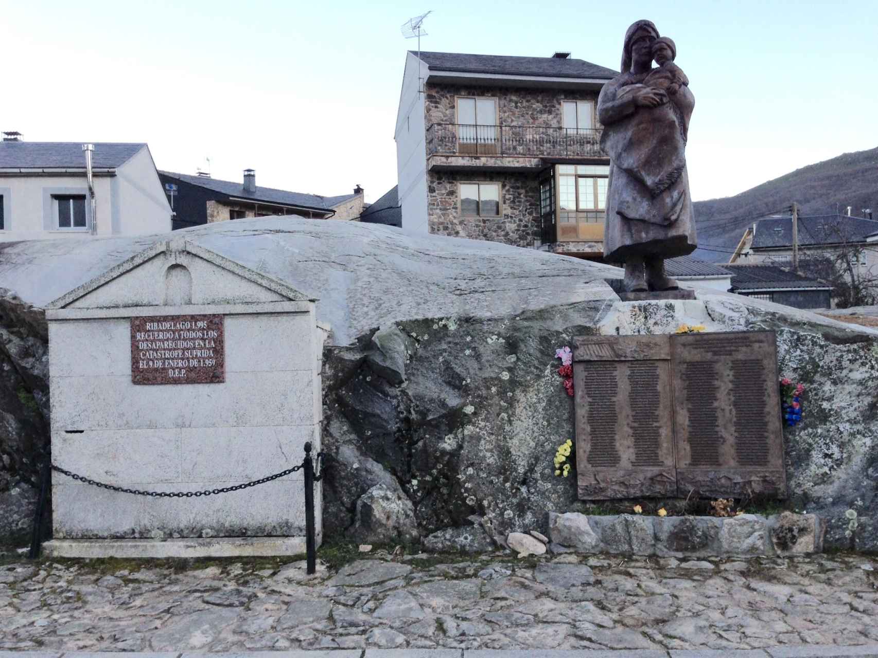Monumento a los fallecidos en la tragedia de Ribadelago (Zamora)
