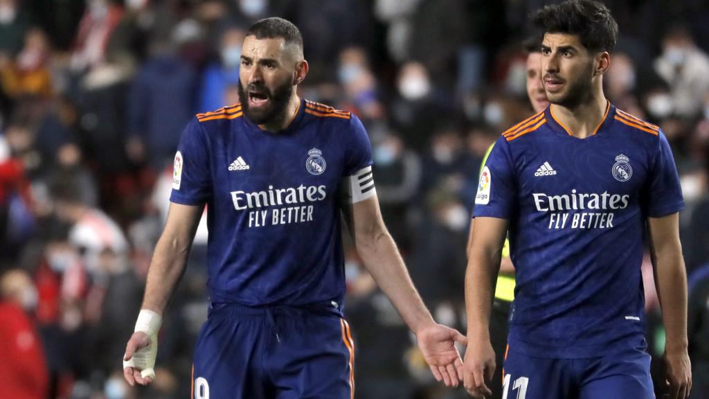 Karim Benzema, junto a Marco Asensio, intenta motivar a sus compañeros del Real Madrid