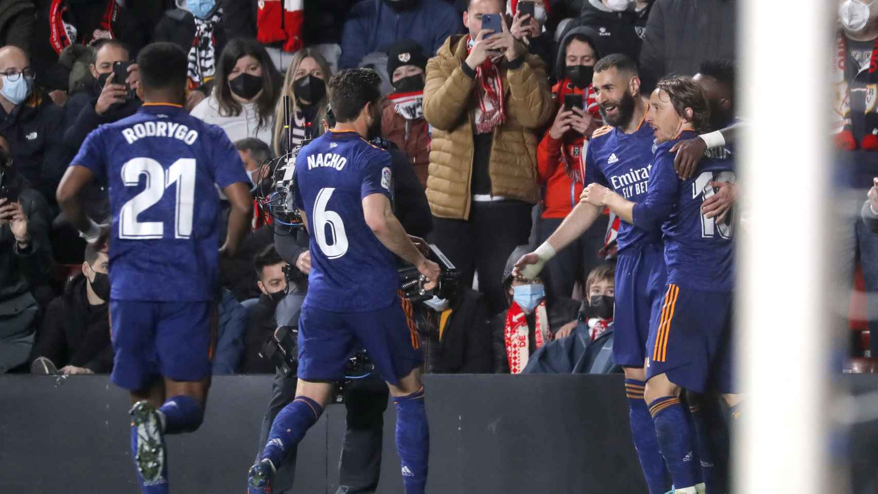 Karim Benzema celebra su gol al Rayo Vallecano con los jugadores del Real Madrid