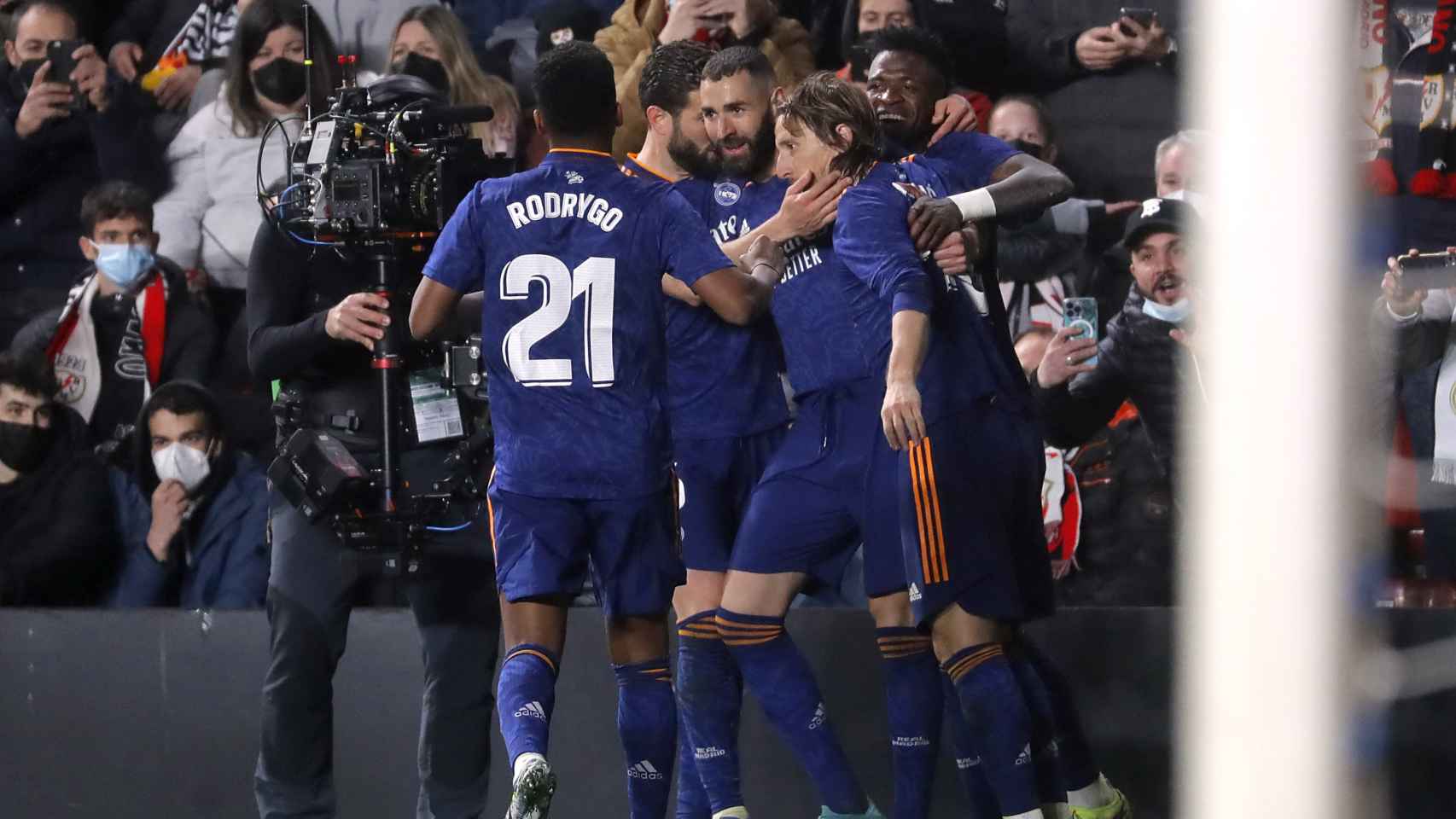 Karim Benzema celebra su gol al Rayo Vallecano con los jugadores del Real Madrid