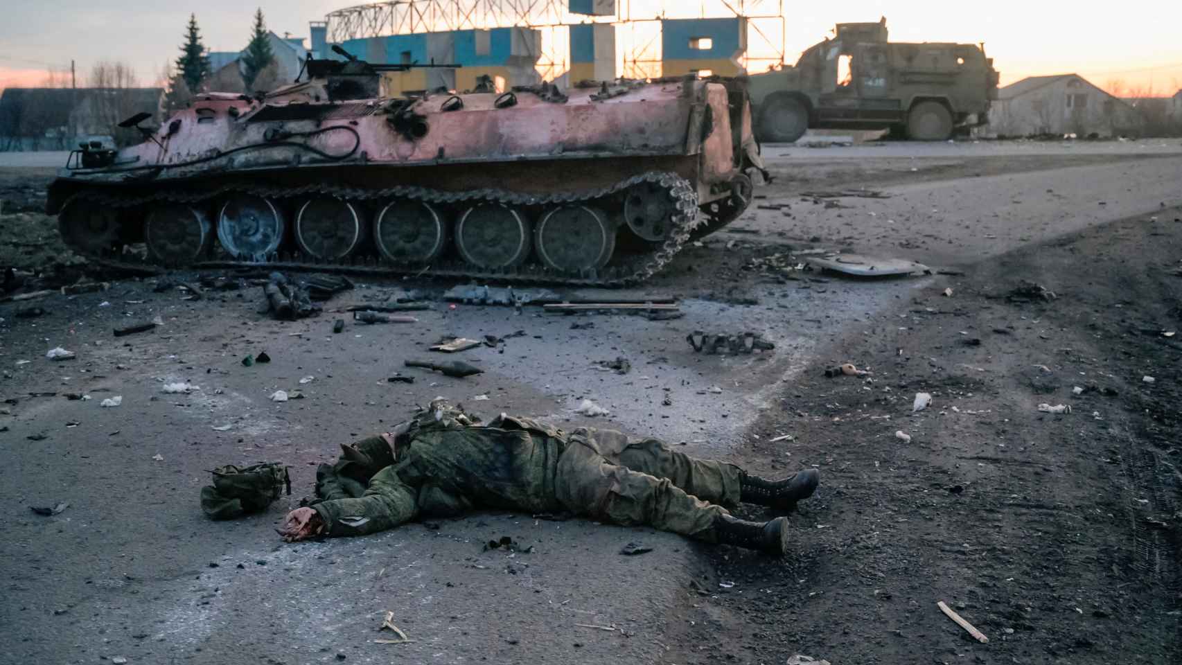 El cuerpo de un soldado sin insignia, presuntamente ruso, yace en una carretera de las afueras de Kharkiv.