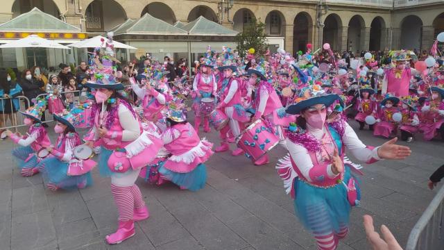 Una de las comparsas que participaron hoy en el desfile de A Coruña a su llegada a María Pita.