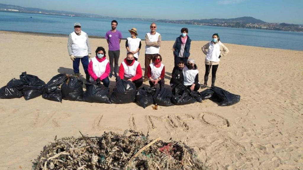 Los voluntarios que participaron en la limpieza de la playa de Gandarío.