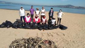 Los voluntarios que participaron en la limpieza de la playa de Gandarío.