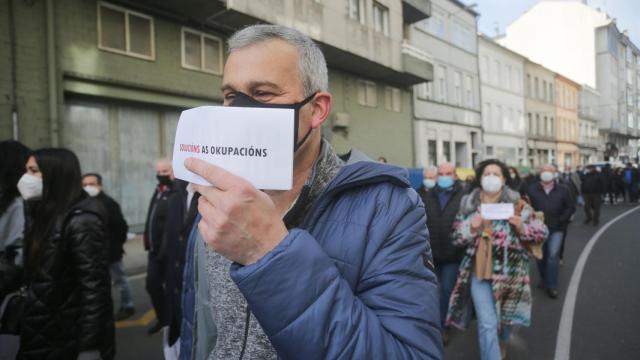 Varios vecinos en la manifestación contra la ocupación ilegal en el barrio del Sagrado Corazón de Lugo.