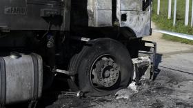 Un camión calcinado tras las tercera madrugada de incidentes por el conflicto de la basura en A Coruña.
