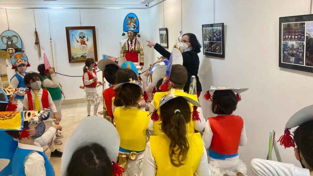 Escolares visitan la Exposición do Entroido Galego de Marín.