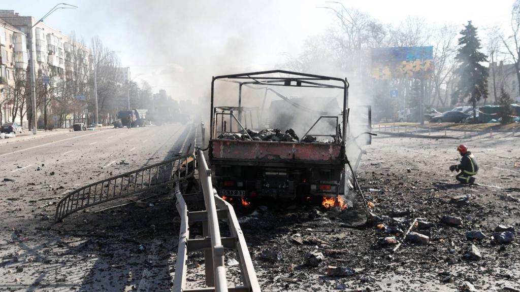 Vehículo calcinado en las calles de Kiev el pasado sábado.