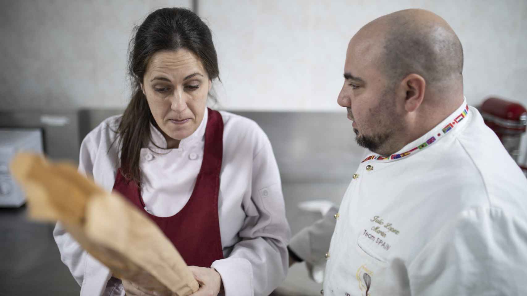 Los panaderos profesionales Marta y Julio López comentan la composición de las barras.