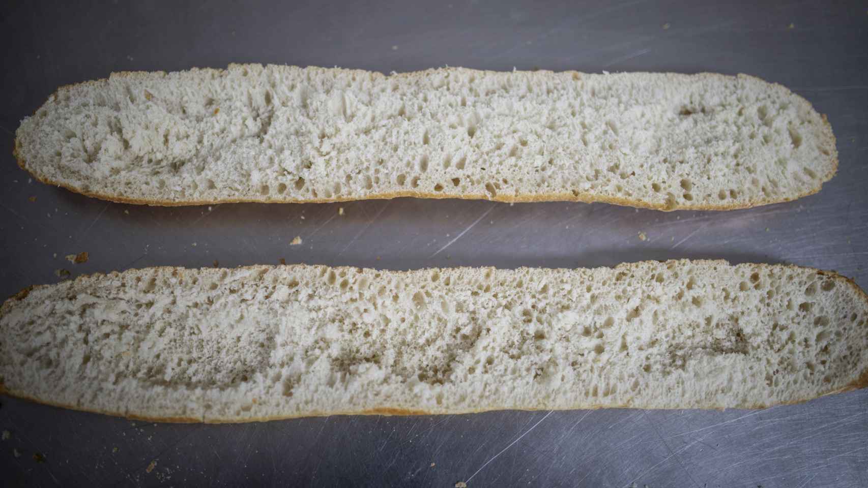 El interior de la barra de pan de Lidl tiene alveolos, algo poco usual en las barras de supermercado.