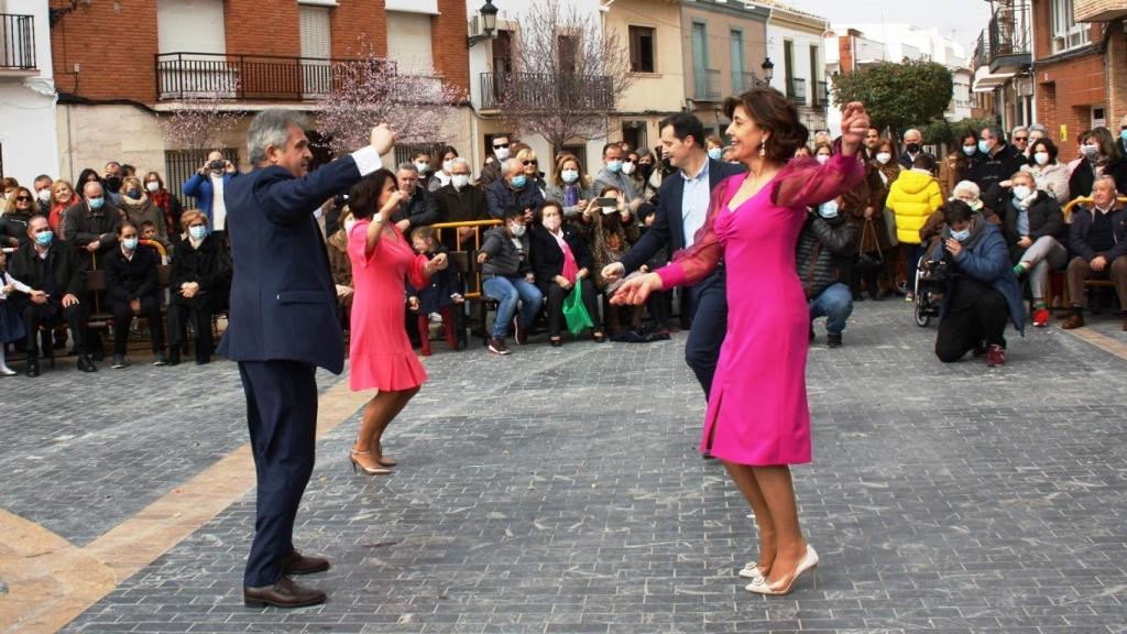 El alcalde de Miguel Esteban baila la Jota con una de las capitanas.